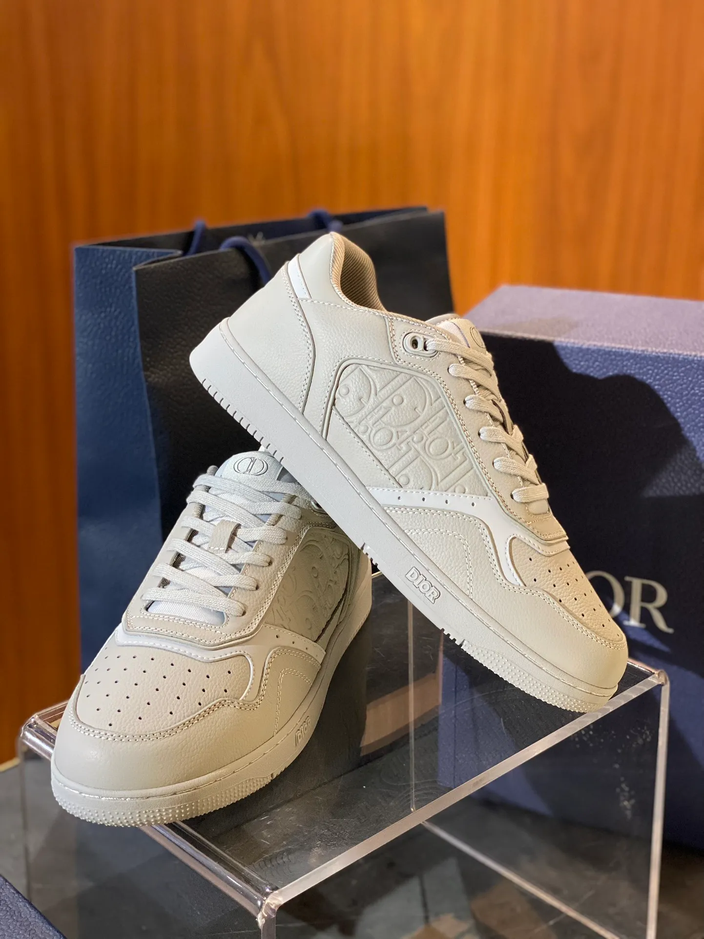 💰780 Dior| New B27 style for men and women ♞size; women 35~40, men 38~47 B27 is so handsome! The best and most eye-catching Dior wear is B27. The combination is invincible. It is versatile for everyday use and you don’t have to choose any combination. B27 feels comfortable on your feet. If you like this simple and elegant color scheme, you must buy it.